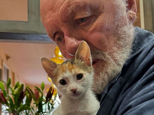 Anthony Hopkins Cuddles Beautiful Cat in Sweet Images from Morocco: ‘Love’