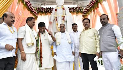 Statues of Nalwadi Krishnaraja Wadiyar, Sir Visvesvaraya unveiled at KRS