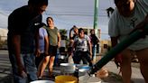 Los grifos están secos en Monterrey, México, donde hay agua para las fábricas, pero no para la población