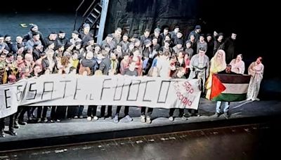 Livorno, la comunità ebraica contro lo striscione «stop genocidio» a teatro: «Non è pacifismo»