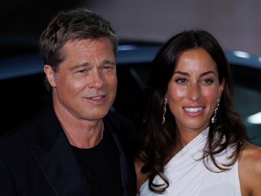 Brad Pitt pasó el verano junto a su novia en el Chateau Miraval, el castillo francés que se disputa con Angelina Jolie