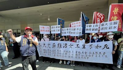 台大生醫清潔公司負責人「跑路」 外包女工拉白布條控訴「拖欠薪資」