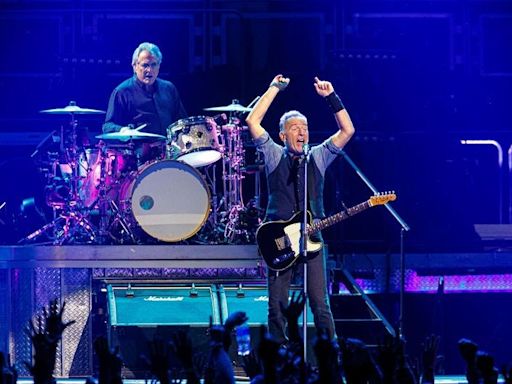 Bruce Springsteen and E Street Band alive and well in 3-plus hours of thunderous hits