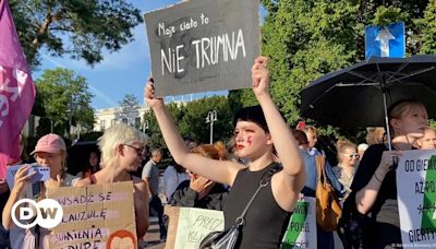 Polish protesters angry over failure to ease abortion law – DW – 07/24/2024