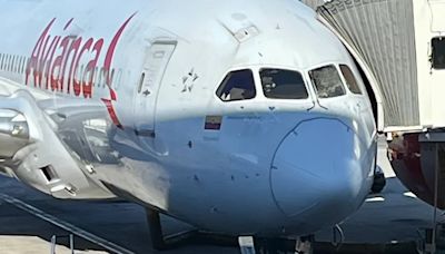 Vuelo de avianca que cubría la ruta Medellín-Madrid tuvo que aterrizar de emergencia: por poco pierde una ventana en el aire