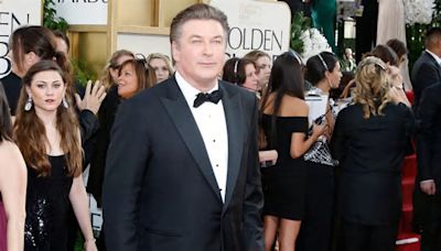 VIDEO: Alec Baldwin golpea a fan que lo acosó en una cafetería