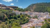 El bonito pueblo dentro de un parque natural con un castillo, una iglesia-mezquita y rutas de senderismo