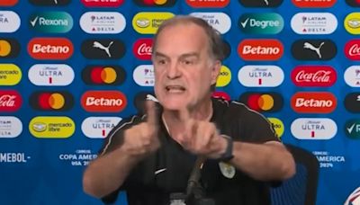 Bielsa desata la furia de un periodista y esto pasa: nunca antes visto en una conferencia