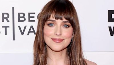 Vestido lencero, la osada tendencia que eligen Dakota Johnson y Rosalía