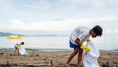 Philippine diving town swaps trash for rice to clean up its beaches