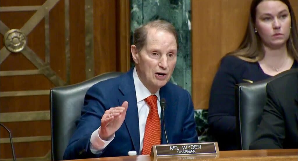 Oregon’s Sen. Wyden proposes criminal charges, fines for rogue Obamacare agents