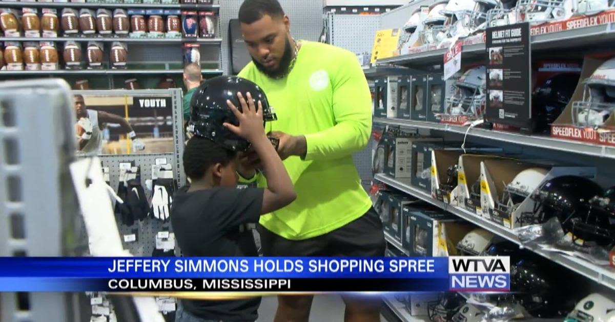 Jeffery Simmons partnered with Dick's Sporting Goods to give 10 campers a shopping spree