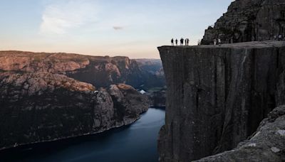 Un hombre murió tras caer del acantilado de Noruega conocido por “Misión Imposible”