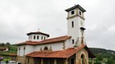 San Juan de Duz, en Colunga, festeja los 100 años de su singular iglesia: 'Es un día muy especial'