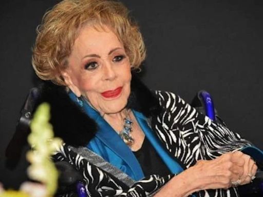 Entre empujones y mariachi, Silvia Pinal reaparece para ser homenajeada por 75 años de carrera