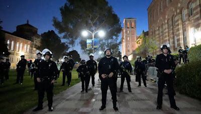 La polizia irrompe nel campus dell'Università della California per disperdere il "raduno illegale"