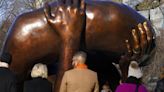 Boston homenageia Martin Luther King com "The Embrace"