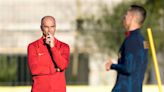 Roberto Martínez, el seleccionador de Portugal, lleva en la maleta siete camisas, una para cada partido hasta la final de la Eurocopa