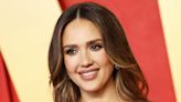 Jessica Alba demuestra cómo llevar un traje de baño de 2 piezas después de los 40