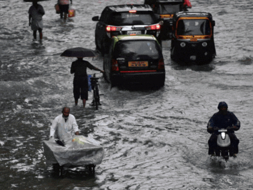 Mumbai faces heavy rain, waterlogging, and traffic chaos; IMD forecasts more rain throughout the day | Mumbai News - Times of India