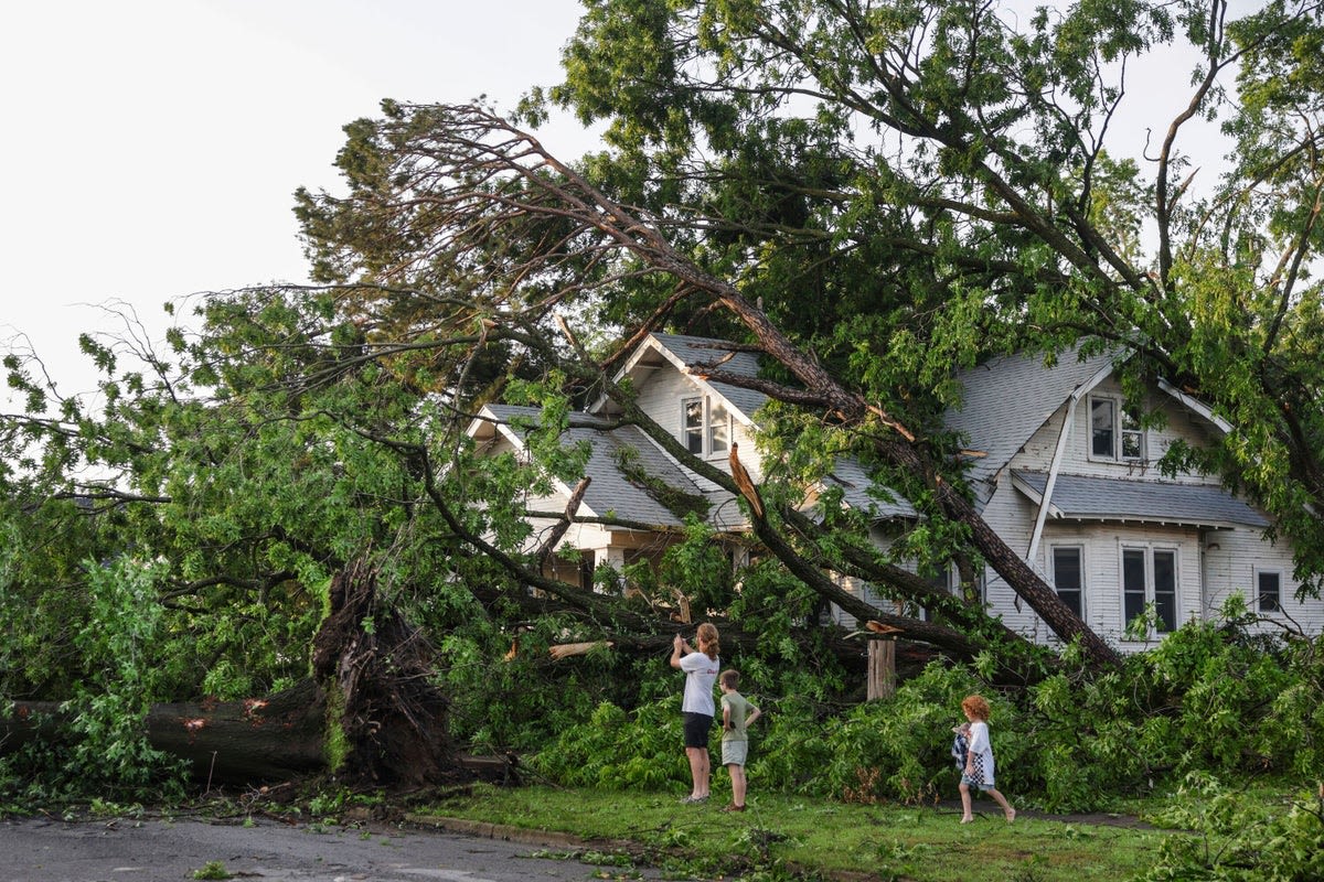 Deadly Memorial Day storms head for east coast with 120m at risk of severe weather: Updates