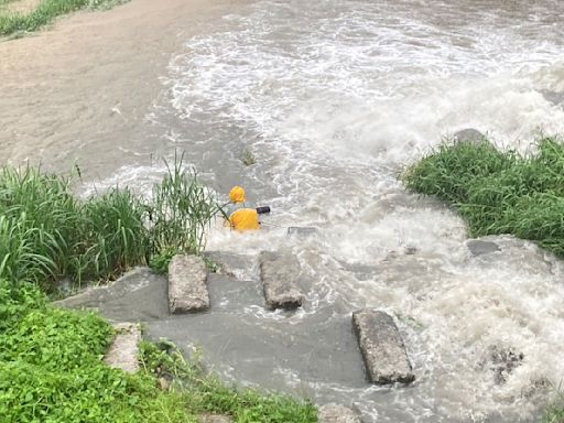 快訊/台中暴雨釀意外！78歲釣客受困沙洲 出動20消防員急救援