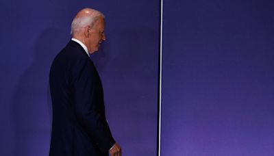 Congresistas demócratas piden a Biden que se retire de la carrera presidencial tras defender su candidatura - La Tercera