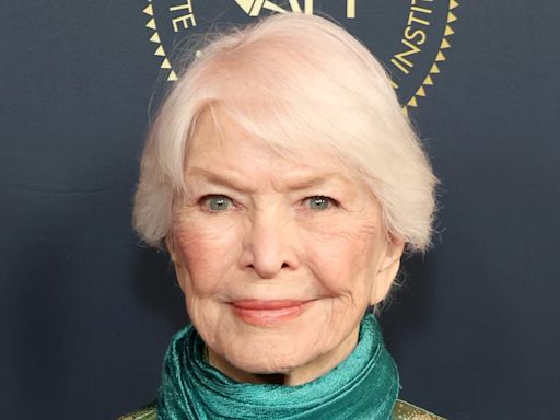 Ellen Burstyn ‘stunned’ to receive award celebrating Hollywood’s most successful women