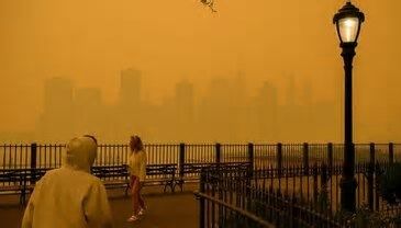 Cielo giallo in Grecia, cosa sta succedendo: le polveri del deserto del Sahara avvolgono le città (e preoccupano gli esperti)