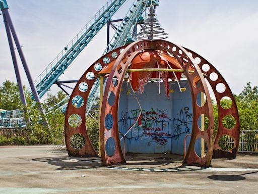 Haunting photos show a Six Flags in New Orleans that has been abandoned for almost 2 decades