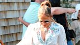 Jennifer Lopez celebra su cumpleaños (sin Ben Affleck) con un look romántico y alpargatas en los Hamptons