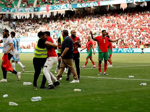 Argentina beaten 2-1 by Morocco in chaotic opener, France cruise