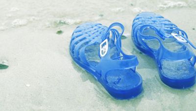 Podiatrists Are Coming For Your Summer Jellies (And 3 Other Types Of Shoes)