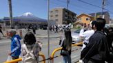 Una ciudad japonesa bloqueará la vista del Monte Fuji ante el turismo masivo