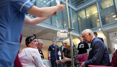 Rei Charles III encontra pacientes com câncer em primeira atividade pública após diagnóstico