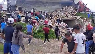 VIDEO: Se arma rapiña tras volcadura de tráiler que transportaba tazas de baño en Puebla