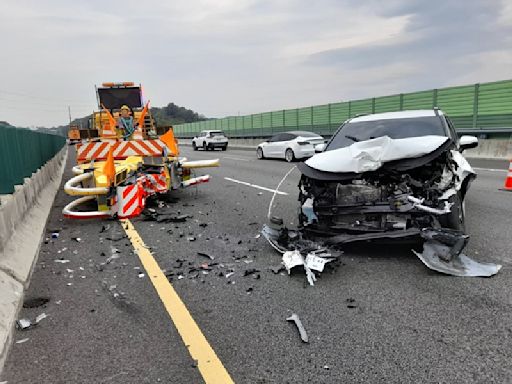 休旅車開啟輔助駕駛系統撞上緩撞車 車頭全毀所幸無人受傷