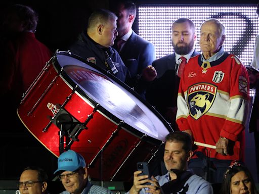 Jack Nicklaus attends Stanley Cup Final, bangs drum before Game 5 in Florida