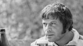 “Cuando está sobrio es aburridísimo”: 25 años sin Oliver Reed, la estrella que televisó su larga decadencia