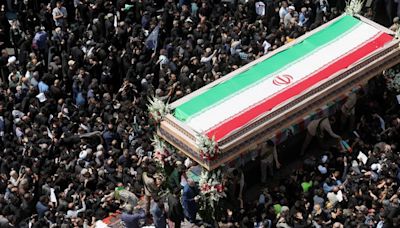 Tras tres días de funerales masivos, Irán enterró al presidente Raisi en el mausoleo Iman Reza