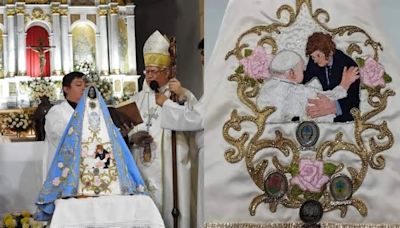 Bordaron el encuentro del Papa y Javier Milei en el manto de la Virgen y se la entregarán al Presidente