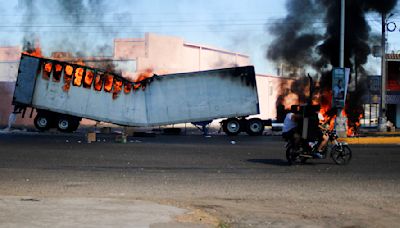 Suspenden fiestas patrias por violencia en Sinaloa y EE.UU. emite alerta - La Opinión