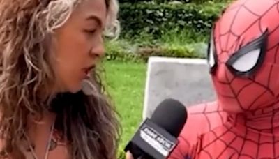 Un joven disfrazado de Spiderman relató que se hizo cargo de su familia cuando murió su padre y se hizo viral: ”Merecés ese traje”