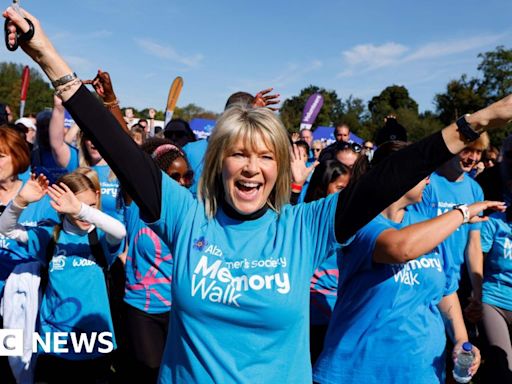 Ruth Langsford: TV presenter joins walk for Alzheimer's in Surrey