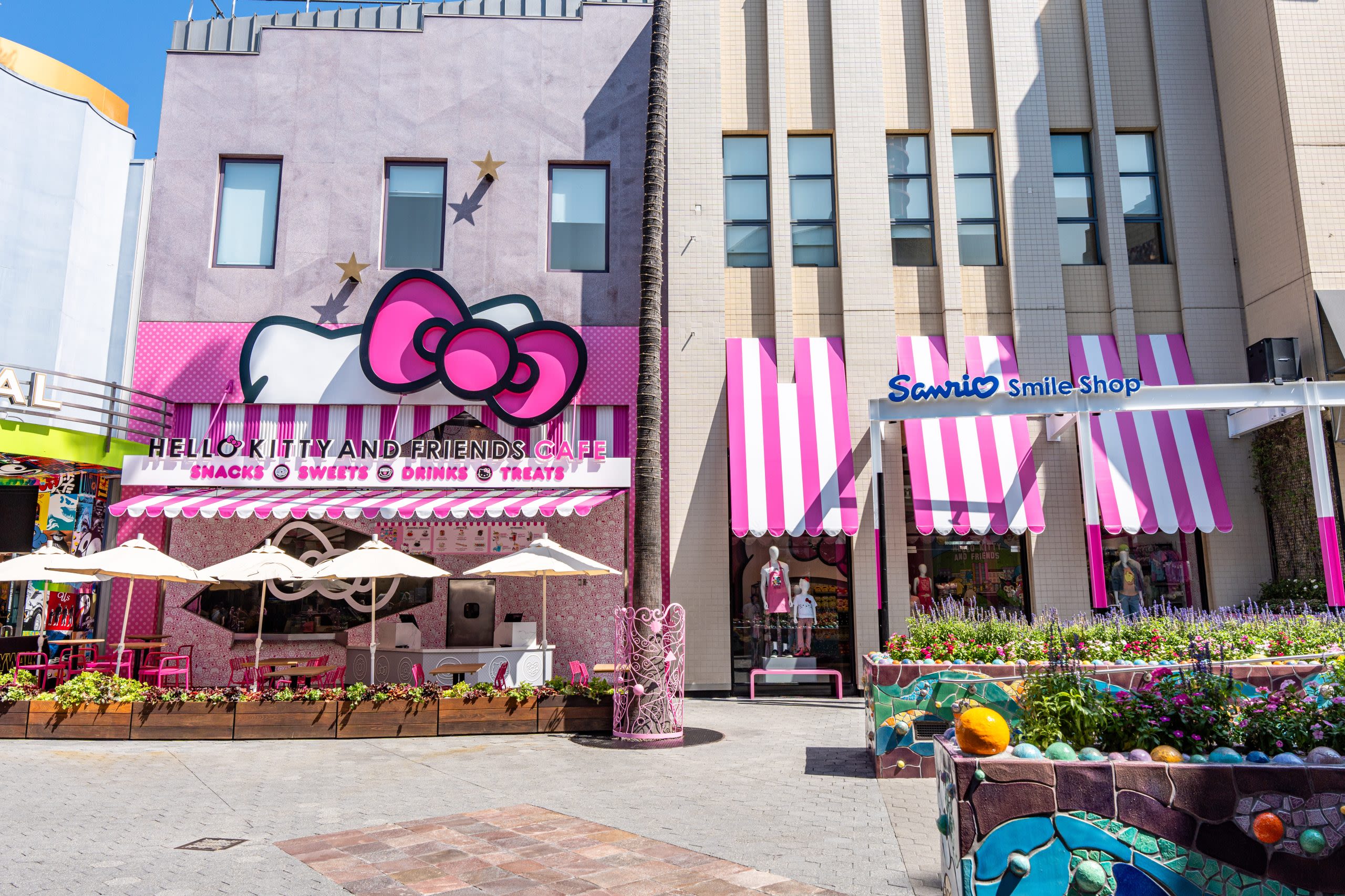 Hello Kitty cafe, Sanrio store opens at Universal CityWalk