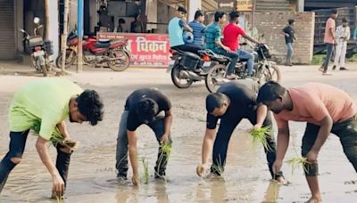 Bihar Man's Unique Protest Against Govt For Negligence Of Waterlogging - News18