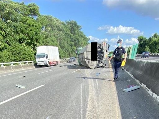 快訊／國三田寮段北上路段槽車翻覆！車流嚴重回堵 僅剩外側可通行