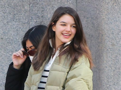 La hija de Tom Cruise y Katie Holmes, Suri, pillada besándose apasionadamente con un chico tras graduarse a los 18 años