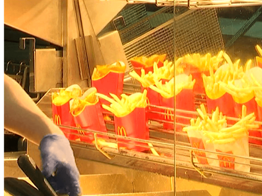 女員工「手捧髒拖把」放薯條燈下烘乾 澳洲麥當勞：單一事件