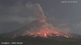 El volcán Merapi lanza un río de lava y una nube de unos 1.200 metros de altura